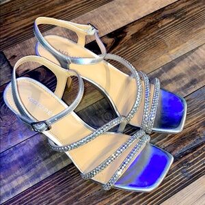 Maripe Nadia Silver Heels size 9.5 with box